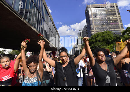 Sao Paulo, Brésil. 18 mars 2018 - les manifestants de SÃ£o Paulo fait un acte fin dimanche après-midi (18) en l'honneur de Marielle Franco (PSOL) councilwoman, abattu le mercredi soir (14) à l'intérieur d'une voiture dans le centre de Rio de Janeiro. Credit : Cris Faga/ZUMA/Alamy Fil Live News Banque D'Images