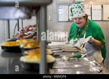 Palm Beach Gardens, en Floride, aux États-Unis. 18 Mar, 2018. Ann Gibbons a été le chef de cuisine au restaurant irlandais Paddy's Mac depuis son ouverture il y a 22 ans. Gibbons, né dans le comté de Galway, Irlande a précédemment travaillé en tant que chef dans le monde célèbre Ashford Castle Hotel situé dans le comté de Mayo, Irlande. Credit : Allen Eyestone/Le Palm Beach Post/ZUMA/Alamy Fil Live News Banque D'Images