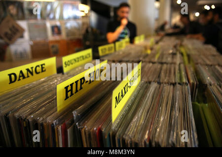 Athènes, Grèce. 17Th Mar, 2018. Un homme choisit vinyles au 'Vinyl' festival est de retour à Athènes, Grèce, le 17 mars 2018. Les amateurs de vinyles se sont réunis ce week-end lors de la 12ème édition de 'Vinyl' festival est de retour à la Motor Museum à Athènes pour leurs frais collection de disques et de partager leur amour pour la musique. Credit : Marios Lolos/Xinhua/Alamy Live News Banque D'Images