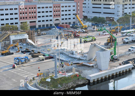 MIAMI, FLORIDE - le 17 mars : Fissure sur le pont de la Floride a été discuté dans les heures de réunion avant l'effondrement - Scène où une passerelle s'est effondrée quelques jours après qu'il a été construit dans le sud-ouest de la 8e rue en leur permettant de contourner la rue animée de parvenir à l'université Florida International le 17 mars 2018 à Miami, en Floride. Les rapports indiquent qu'il y a au moins 6 morts à la suite de l'effondrement, qui écrasé au moins cinq voitures. Fireman retirer délicatement les décombres à la main dans le respect de la personne décédée et leurs familles de personnes : Atmosphère Banque D'Images