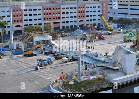 MIAMI, FLORIDE - le 17 mars : Fissure sur le pont de la Floride a été discuté dans les heures de réunion avant l'effondrement - Scène où une passerelle s'est effondrée quelques jours après qu'il a été construit dans le sud-ouest de la 8e rue en leur permettant de contourner la rue animée de parvenir à l'université Florida International le 17 mars 2018 à Miami, en Floride. Les rapports indiquent qu'il y a au moins 6 morts à la suite de l'effondrement, qui écrasé au moins cinq voitures. Fireman retirer délicatement les décombres à la main dans le respect de la personne décédée et leurs familles de personnes : Atmosphère Banque D'Images