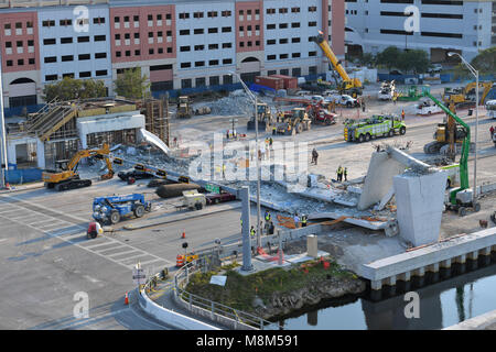 MIAMI, FLORIDE - le 17 mars : Fissure sur le pont de la Floride a été discuté dans les heures de réunion avant l'effondrement - Scène où une passerelle s'est effondrée quelques jours après qu'il a été construit dans le sud-ouest de la 8e rue en leur permettant de contourner la rue animée de parvenir à l'université Florida International le 17 mars 2018 à Miami, en Floride. Les rapports indiquent qu'il y a au moins 6 morts à la suite de l'effondrement, qui écrasé au moins cinq voitures. Fireman retirer délicatement les décombres à la main dans le respect de la personne décédée et leurs familles de personnes : Atmosphère Banque D'Images