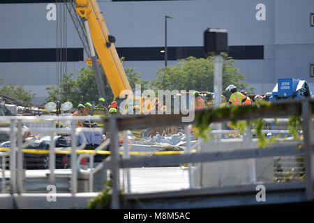 MIAMI, FLORIDE - le 17 mars : Fissure sur le pont de la Floride a été discuté dans les heures de réunion avant l'effondrement - Scène où une passerelle s'est effondrée quelques jours après qu'il a été construit dans le sud-ouest de la 8e rue en leur permettant de contourner la rue animée de parvenir à l'université Florida International le 17 mars 2018 à Miami, en Floride. Les rapports indiquent qu'il y a au moins 6 morts à la suite de l'effondrement, qui écrasé au moins cinq voitures. Fireman retirer délicatement les décombres à la main dans le respect de la personne décédée et leurs familles de personnes : Atmosphère Banque D'Images