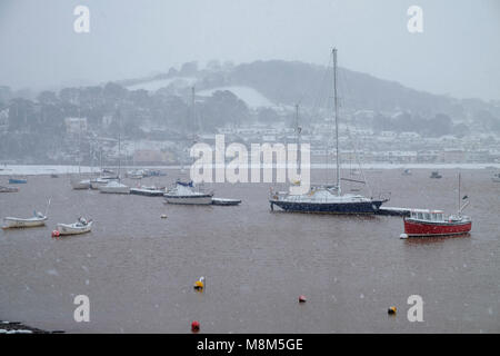 Le village de pêcheurs de Shaldon, Devon, UK. 18 mars, 2018. La tempête connue comme la Mini bête de l'Est est arrivé au Royaume-Uni au cours du week-end du 18 et 19 mars 2018 l'origine de perturbation de voyage à travers la région. Dans Teignmouth et Shaldon, Devon du sud (emplacement de la film a récemment publié La Merci) fortes chutes de neige et de haute mer étaient expérimentés en donnant des conditions de transport difficiles. Crédit : Neil Julian/Alamy Live News Banque D'Images