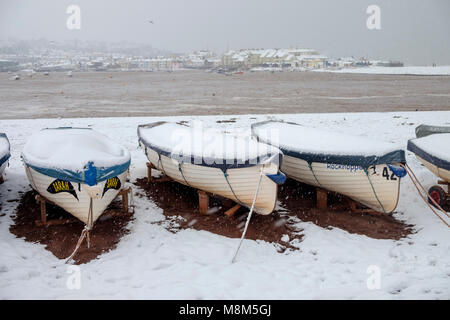 Le village de pêcheurs de Shaldon, Devon, UK. 18 mars, 2018. La tempête connue comme la Mini bête de l'Est est arrivé au Royaume-Uni au cours du week-end du 18 et 19 mars 2018 l'origine de perturbation de voyage à travers la région. Dans Teignmouth et Shaldon, Devon du sud (emplacement de la film a récemment publié La Merci) fortes chutes de neige et de haute mer étaient expérimentés en donnant des conditions de transport difficiles. Crédit : Neil Julian/Alamy Live News Banque D'Images