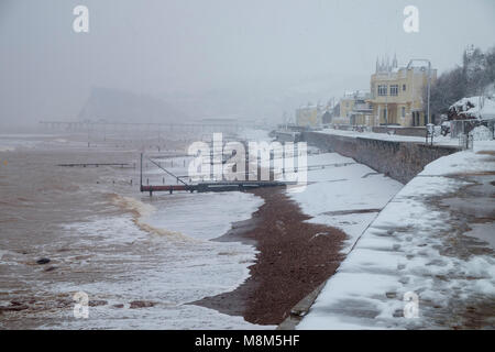 Teignmouth, UK. 18 mars, 2018. La tempête connue comme la Mini bête de l'Est est arrivé au Royaume-Uni au cours du week-end du 18 et 19 mars 2018 l'origine de perturbation de voyage à travers la région. Dans Teignmouth et Shaldon, Devon du sud (emplacement de la film a récemment publié La Merci) fortes chutes de neige et de haute mer étaient expérimentés entraînant des conditions de transport difficiles. Crédit : Neil Julian/Alamy Live News Banque D'Images