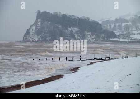 Teignmouth, UK. 18 mars, 2018. La tempête connue comme la Mini bête de l'Est est arrivé au Royaume-Uni au cours du week-end du 18 et 19 mars 2018 l'origine de perturbation de voyage à travers la région. Dans Teignmouth et Shaldon, Devon du sud (emplacement de la film a récemment publié La Merci) fortes chutes de neige et de haute mer étaient expérimentés entraînant des conditions de transport difficiles. Crédit : Neil Julian/Alamy Live News Banque D'Images