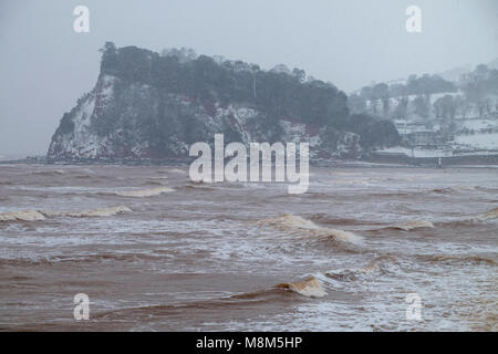 Teignmouth, UK. 18 mars, 2018. La tempête connue comme la Mini bête de l'Est est arrivé au Royaume-Uni au cours du week-end du 18 et 19 mars 2018 l'origine de perturbation de voyage à travers la région. Dans Teignmouth et Shaldon, Devon du sud (emplacement de la film a récemment publié La Merci) fortes chutes de neige et de haute mer étaient expérimentés entraînant des conditions de transport difficiles. Crédit : Neil Julian/Alamy Live News Banque D'Images