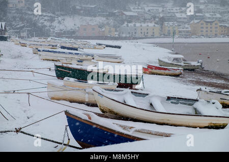 Teignmouth, UK. 18 mars, 2018. La tempête connue comme la Mini bête de l'Est est arrivé au Royaume-Uni au cours du week-end du 18 et 19 mars 2018 l'origine de perturbation de voyage à travers la région. Dans Teignmouth et Shaldon, Devon du sud (emplacement de la film a récemment publié La Merci) fortes chutes de neige et de haute mer étaient expérimentés entraînant des conditions de transport difficiles. Crédit : Neil Julian/Alamy Live News Banque D'Images