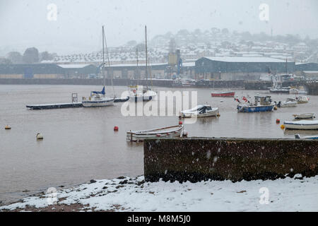 Teignmouth, UK. 18 mars, 2018. La tempête connue comme la Mini bête de l'Est est arrivé au Royaume-Uni au cours du week-end du 18 et 19 mars 2018 l'origine de perturbation de voyage à travers la région. Dans Teignmouth et Shaldon, Devon du sud (emplacement de la film a récemment publié La Merci) fortes chutes de neige et de haute mer étaient expérimentés entraînant des conditions de transport difficiles. Crédit : Neil Julian/Alamy Live News Banque D'Images