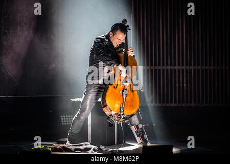 Copenhague, Danemark. 18 Mar, 2018. Le violoncelle finlandais Apocalyptica effectue un concert live at DR Koncerthuset à Copenhague. Ici la violoncelliste et musicien Paavo Lötjönen est vu sur scène. (Photo crédit : Gonzales Photo - Thomas Rasmussen). Gonzales : Crédit Photo/Alamy Live News Banque D'Images