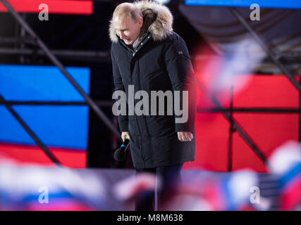 Moscou, Russie. 18 Mar, 2018. Titulaire Le président russe Vladimir Poutine prend un arc à l'occasion à Moscou, Russie, le 18 mars 2018. Titulaire Le président russe Vladimir Poutine a été fixé pour gagner l'élection présidentielle de dimanche comme il a obtenu 75,91  % des voix après que 70 pour cent des bulletins de vote ont été comptés, les données préliminaires de la Commission électorale centrale (CEC) a montré. Credit : Wu Zhuang/Xinhua/Alamy Live News Banque D'Images