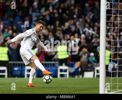 Madrid, Espagne. 18 Mar, 2018. Cristiano Ronaldo (Real Madrid) célèbre après avoir marqué un but au cours de la le match de la Liga entre le Real Madrid et le FC Barcelone au stade Santiago Bernabéu.score final : Crédit Manu Haiti/SOPA Images/ZUMA/Alamy Fil Live News Banque D'Images