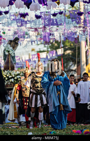 Habillé comme Jésus et escorté par des Centurions Romains fidèles catholiques marcher sur des tapis de fleurs pendant l'Notre Seigneur de la colonne procession marquant le début de la Semaine Sainte, le 18 mars 2018 à San Miguel de Allende, Mexique. Semaine sainte dure deux semaines dans le centre du Mexique, le festival de la ville. Banque D'Images