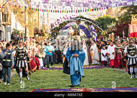 Habillé comme Jésus et escorté par des Centurions Romains fidèles catholiques marcher sur des tapis de fleurs pendant l'Notre Seigneur de la colonne procession marquant le début de la Semaine Sainte, le 18 mars 2018 à San Miguel de Allende, Mexique. Semaine sainte dure deux semaines dans le centre du Mexique, le festival de la ville. Banque D'Images