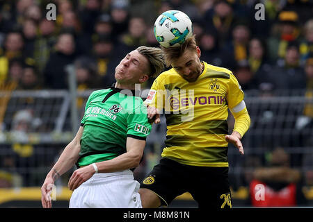 Dortmund, Allemagne. 18 Mar, 2018. Felix Klaus (L) de Hannover rivalise avec Marcel Schmelzer de Dortmund pendant le match de football Bundesliga Borussia Dortmund et Hanovre entre 96 à Dortmund, en Allemagne, le 18 mars 2018. Credit : Joachim Bywaletz/Xinhua/Alamy Live News Banque D'Images