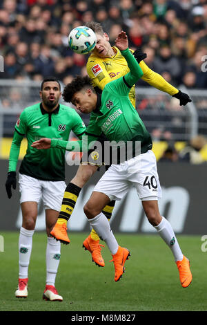 Dortmund, Allemagne. 18 Mar, 2018. Linton Maina (avant) de l'action Hannover rivalise avec Lukasz de Dortmund pendant le match de football Bundesliga Borussia Dortmund et Hanovre entre 96 à Dortmund, en Allemagne, le 18 mars 2018. Credit : Joachim Bywaletz/Xinhua/Alamy Live News Banque D'Images