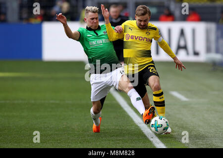 Dortmund, Allemagne. 18 Mar, 2018. Felix Klaus (L) de Hannover rivalise avec Marcel Schmelzer de Dortmund pendant le match de football Bundesliga Borussia Dortmund et Hanovre entre 96 à Dortmund, en Allemagne, le 18 mars 2018. Credit : Joachim Bywaletz/Xinhua/Alamy Live News Banque D'Images