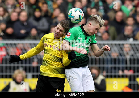 Dortmund, Allemagne. 18 Mar, 2018. Felix Klaus (R) de la Hannover rivalise avec action de Lukasz de Dortmund pendant le match de football Bundesliga Borussia Dortmund et Hanovre entre 96 à Dortmund, en Allemagne, le 18 mars 2018. Credit : Joachim Bywaletz/Xinhua/Alamy Live News Banque D'Images