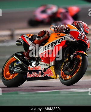 Doha, Qatar. 18 Mar, 2018. L'Espagnol Marc Marquez MotoGP rider du Team Repsol Honda est en concurrence au cours de la 2018 Grand Prix MotoGP du Qatar sur les 5,380 kilomètres du Circuit International de Doha, capitale du Qatar, le 18 mars 2018. Marc Marquez a pris la deuxième place avec 42 minutes et 34,681 secondes. Credit : Nikku/Xinhua/Alamy Live News Banque D'Images