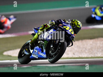 Doha, Qatar. 18 Mar, 2018. L'italien Valentino Rossi MotoGP rider de Movistar Yamaha MotoGP fait concurrence au cours de la 2018 Grand Prix MotoGP du Qatar sur les 5,380 kilomètres du Circuit International de Doha, capitale du Qatar, le 18 mars 2018. Valentino Rossi a pris la troisième place avec 42 minutes de 35,451 secondes. Credit : Nikku/Xinhua/Alamy Live News Banque D'Images