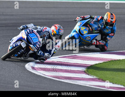 Doha, Qatar. 18 Mar, 2018. L'Espagnol Jorge Martin rider Moto3 (L) de del Conca Gresini Moto3 participe à la course de Moto3 MotoGP du Qatar sur les 5,380 kilomètres du Circuit International de Doha, capitale du Qatar, le 18 mars 2018. Jorge Martin réclame le titre avec 38 minutes et 18,207 secondes. Credit : Nikku/Xinhua/Alamy Live News Banque D'Images