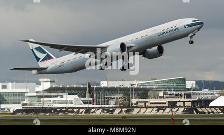 Richmond, Colombie-Britannique, Canada. 18 Mar, 2018. Un Boeing 777-300ER Cathay Pacific (B-KQX) gros-avion de ligne bimoteur décolle de l'Aéroport International de Vancouver. Cathay Pacific Airways est le transporteur national d'Hong Kong et la partie de Swire Pacific Ltd. Crédit : Bayne Stanley/ZUMA/Alamy Fil Live News Banque D'Images