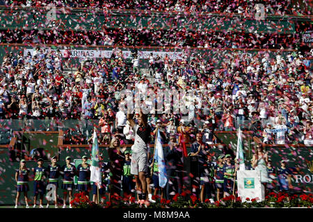 Los Angeles, Californie, USA. 18 Mar, 2018. Juan Martin del Potro, célèbre avec son trophée après avoir battu Roger Federer a remporté le match de finale du BNP Paribas Open de tennis le dimanche 18 mars 2018 à Indian Wells, en Californie. Ringo : crédit Chiu/ZUMA/Alamy Fil Live News Banque D'Images