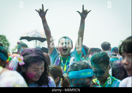 Chengdu, Chengdu, Chine. 2 juillet, 2017. Chengdu, Chine 2e Juillet 2017 : assister à la color run a tenu à Chengdu, dans le sud-ouest de la province chinoise du Sichuan. Crédit : SIPA Asie/ZUMA/Alamy Fil Live News Banque D'Images