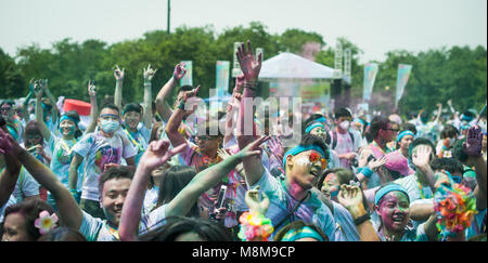 Chengdu, Chengdu, Chine. 2 juillet, 2017. Chengdu, Chine 2e Juillet 2017 : assister à la color run a tenu à Chengdu, dans le sud-ouest de la province chinoise du Sichuan. Crédit : SIPA Asie/ZUMA/Alamy Fil Live News Banque D'Images