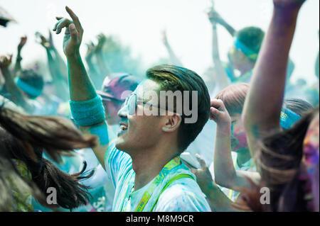 Chengdu, Chengdu, Chine. 2 juillet, 2017. Chengdu, Chine 2e Juillet 2017 : assister à la color run a tenu à Chengdu, dans le sud-ouest de la province chinoise du Sichuan. Crédit : SIPA Asie/ZUMA/Alamy Fil Live News Banque D'Images