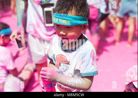 Chengdu, Chengdu, Chine. 2 juillet, 2017. Chengdu, Chine 2e Juillet 2017 : assister à la color run a tenu à Chengdu, dans le sud-ouest de la province chinoise du Sichuan. Crédit : SIPA Asie/ZUMA/Alamy Fil Live News Banque D'Images
