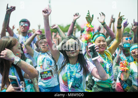 Chengdu, Chengdu, Chine. 2 juillet, 2017. Chengdu, Chine 2e Juillet 2017 : assister à la color run a tenu à Chengdu, dans le sud-ouest de la province chinoise du Sichuan. Crédit : SIPA Asie/ZUMA/Alamy Fil Live News Banque D'Images