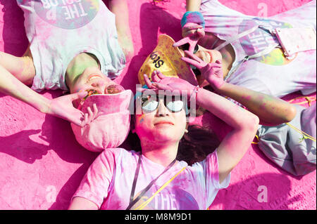 Chengdu, Chengdu, Chine. 2 juillet, 2017. Chengdu, Chine 2e Juillet 2017 : assister à la color run a tenu à Chengdu, dans le sud-ouest de la province chinoise du Sichuan. Crédit : SIPA Asie/ZUMA/Alamy Fil Live News Banque D'Images