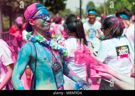 Chengdu, Chengdu, Chine. 2 juillet, 2017. Chengdu, Chine 2e Juillet 2017 : assister à la color run a tenu à Chengdu, dans le sud-ouest de la province chinoise du Sichuan. Crédit : SIPA Asie/ZUMA/Alamy Fil Live News Banque D'Images