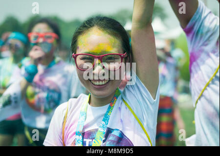 Chengdu, Chengdu, Chine. 2 juillet, 2017. Chengdu, Chine 2e Juillet 2017 : assister à la color run a tenu à Chengdu, dans le sud-ouest de la province chinoise du Sichuan. Crédit : SIPA Asie/ZUMA/Alamy Fil Live News Banque D'Images