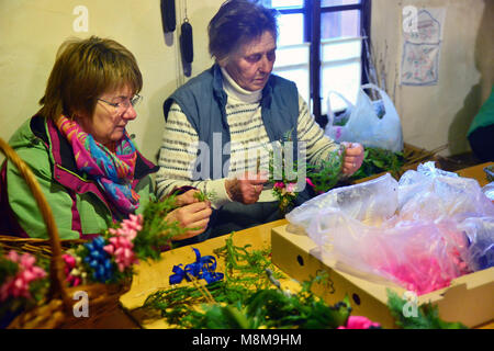 Kamnik ville, la Slovénie. 18 Mar, 2018. La Palovce village près de la ville de Kamnik en Slovénie le 18 mars., 2018. Décisions de la fleur de pâques-bottes également connu sous le nom de 'butarice' pour une fête chrétienne en mémoire de Jésus' arrivée solennelle à Jérusalem de floral dimanche. Štojs Lomovšek Crédit : Matic/Alamy Live News Banque D'Images