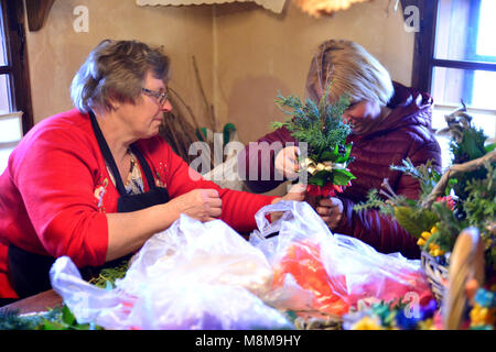 Kamnik ville, la Slovénie. 18 Mar, 2018. La Palovce village près de la ville de Kamnik en Slovénie le 18 mars., 2018. Décisions de la fleur de pâques-bottes également connu sous le nom de 'butarice' pour une fête chrétienne en mémoire de Jésus' arrivée solennelle à Jérusalem de floral dimanche. Štojs Lomovšek Crédit : Matic/Alamy Live News Banque D'Images