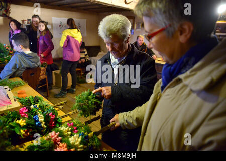 Kamnik ville, la Slovénie. 18 Mar, 2018. La Palovce village près de la ville de Kamnik en Slovénie le 18 mars., 2018. Décisions de la fleur de pâques-bottes également connu sous le nom de 'butarice' pour une fête chrétienne en mémoire de Jésus' arrivée solennelle à Jérusalem de floral dimanche. Štojs Lomovšek Crédit : Matic/Alamy Live News Banque D'Images