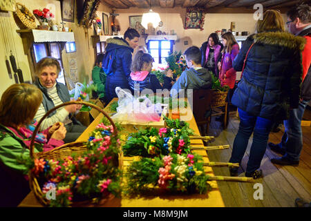 Kamnik ville, la Slovénie. 18 Mar, 2018. La Palovce village près de la ville de Kamnik en Slovénie le 18 mars., 2018. Décisions de la fleur de pâques-bottes également connu sous le nom de 'butarice' pour une fête chrétienne en mémoire de Jésus' arrivée solennelle à Jérusalem de floral dimanche. Štojs Lomovšek Crédit : Matic/Alamy Live News Banque D'Images