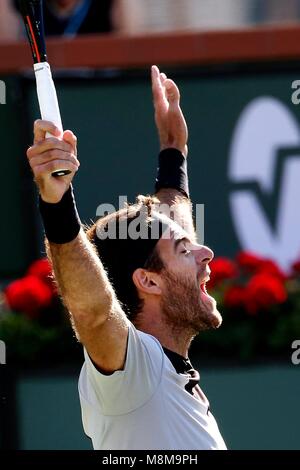 Indian Wells, Etats-Unis. 18 Mar, 2018. Juan Martin del Potro de l'Argentine célèbre après les hommes des célibataires dernier match face à Roger Federer de la Suisse au BNP Paribas Open de tennis à Indian Wells, États-Unis, le 18 mars 2018. Del Potro a gagné 2-1 et a réclamé le titre. Credit : Zhao Hanrong/Xinhua/Alamy Live News Banque D'Images
