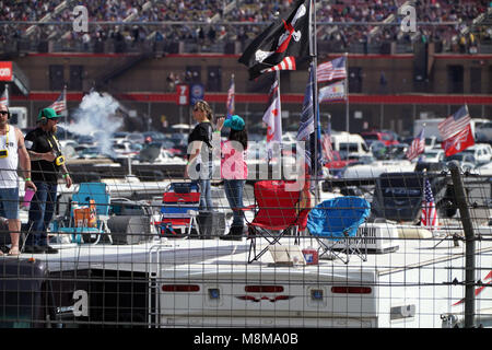 Fontana, CA, USA. Mar 19, 2018. NASCAR - L'Auto Club 400, Auto Club Speedway, Fontana, Californie, USA, le 18 mars 2018. Cette course est la cinquième manche de la pour l'année au cours de la NASCAR Cup Series. Martin Truex Jr. a remporté la course avec Kyle Larson terminé en deuxième place et Kyle Busch terminant en troisième. Busch a mené pendant la majeure partie de la course qui a eu 16 changements de plomb parmi sept pilotes. 300'' Samedi, qui a été remporté par le pilote Joey Lagano, dans le cadre de t Credit : ZUMA Press, Inc./Alamy Live News Banque D'Images