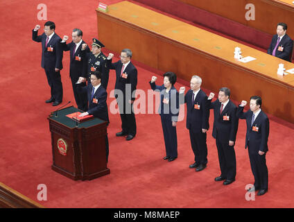 (180319) -- BEIJING, 19 mars 2018 (Xinhua) -- Vice-premiers ministres, des conseillers d'Etat et secrétaire général du Conseil de l'Etat prendre serment d'allégeance à la Constitution après la septième réunion plénière de la première session de la 13e Assemblée populaire nationale (APN) dans le Grand Hall du Peuple à Beijing, capitale de Chine, le 19 mars 2018. Nommé par le Premier ministre Li Keqiang, Han Zheng, Sun, Hailing Wanda Hu Chunhua et Liu il ont été approuvées comme vice-premiers ministres, tandis que Wei Wang Yong, Fenghe, Wang Yi, Xiao Jie et Zhao Kezhi ont été approuvées comme conseillers d'Etat et de Xiao Jie a été approuvée en tant que secrétaire général o Banque D'Images