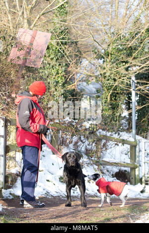 Kidderminster, UK. 19 mars, 2018. Météo France : avec des températures juste au-dessus de la congélation et de la neige encore sur le sol dans le Worcestershire, ces marcheurs montrer leurs comprenant des vestes rouges qu'ils reviennent d'un matin ensoleillé à pied. Credit : Lee Hudson/Alamy Live News Banque D'Images