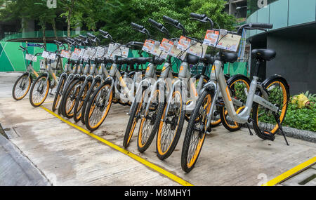 Rangée d'oBikes, un système de partage de vélos, sur le chemin piétonnier sur Jalan P Ramlee, KLCC, Kuala Lumpur, Malaisie Banque D'Images