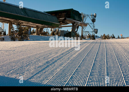 Le soleil brille, les pistes ont été damées tout est prêt pour les skieurs de dévaler les pistes sur un beau jour dans les montagnes à proximité de Wenatchee, WA Banque D'Images