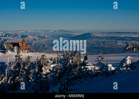 Le soleil brille, les pistes ont été damées tout est prêt pour les skieurs de dévaler les pistes sur un beau jour dans les montagnes à proximité de Wenatchee, WA Banque D'Images