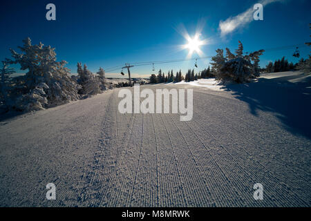 Le soleil brille, les pistes ont été damées tout est prêt pour les skieurs de dévaler les pistes sur un beau jour dans les montagnes à proximité de Wenatchee, WA Banque D'Images