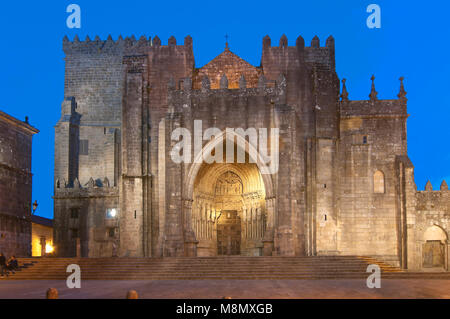 La cathédrale romane de Santa Maria - 12e siècle - au crépuscule, Tuy, Pontevedra province, région de Galice, Espagne, Europe Banque D'Images