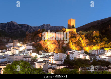 Vue panoramique avec la Yedra Château (11e siècle), au crépuscule. Cazorla. Jaen province. Région de l'Andalousie. L'Espagne. L'Europe Banque D'Images